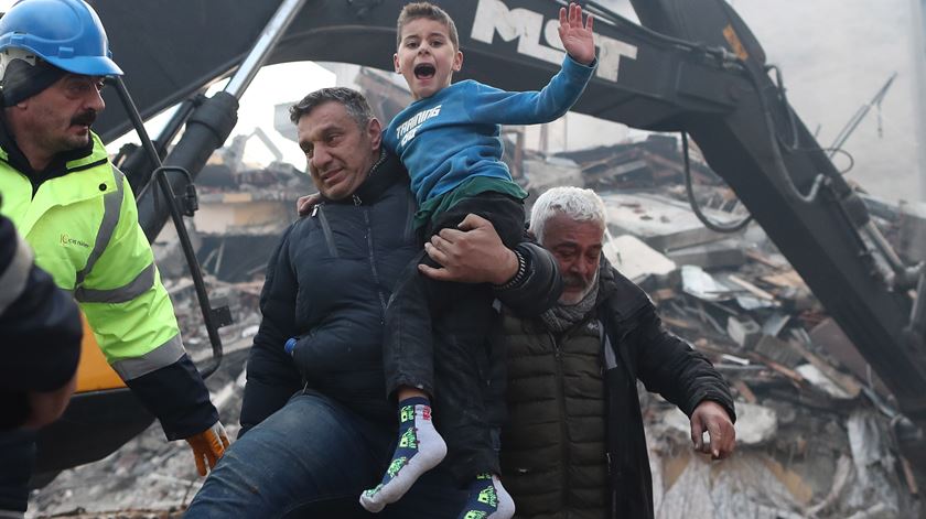 Yigit Cakmak, de oito anos, foi resgatado dos escombros de um edifício colapsado em Hatay, na Turquia. Foto: Erdem Sahin/EPA