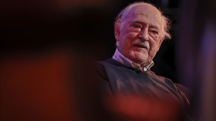 Ruy de Carvalho internado devido a AVC mas em situação estável