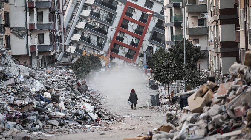 Sismo na Turquia e Síria. Papa envia 10 mil medicamentos