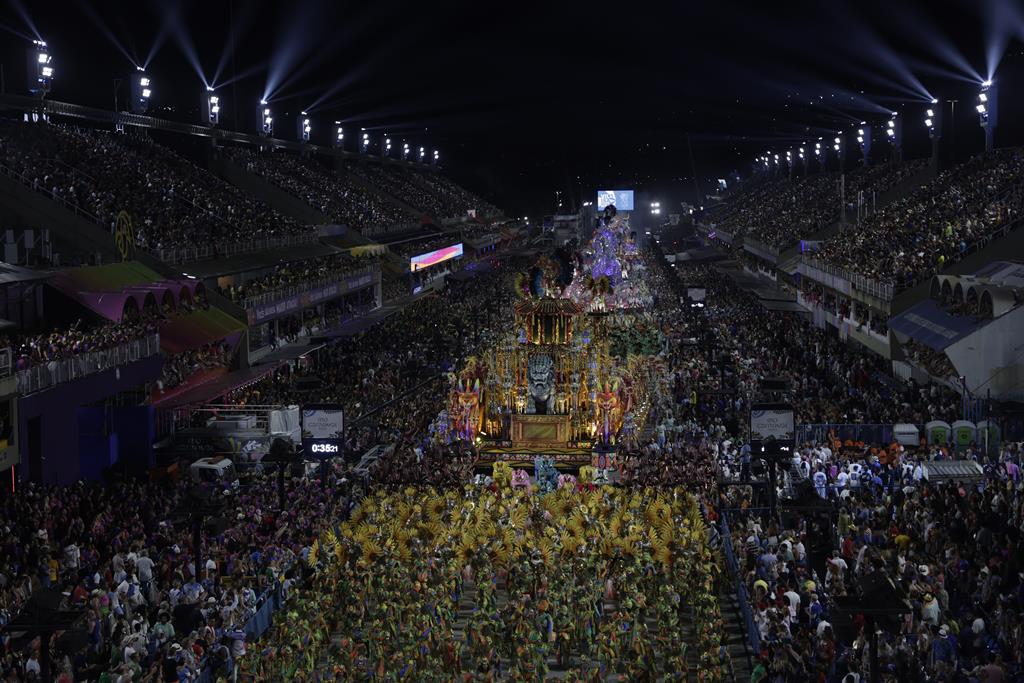 Carnaval de Rio de Janeiro. Escola Unidos de Vila Isabel desfila no Sambódromo. Foto: Antonio Lacerda/EPA Carnaval de Rio de Janeiro. Escola Unidos de Vila Isabel desfila no Sambódromo. Foto: Antonio Lacerda/EPA