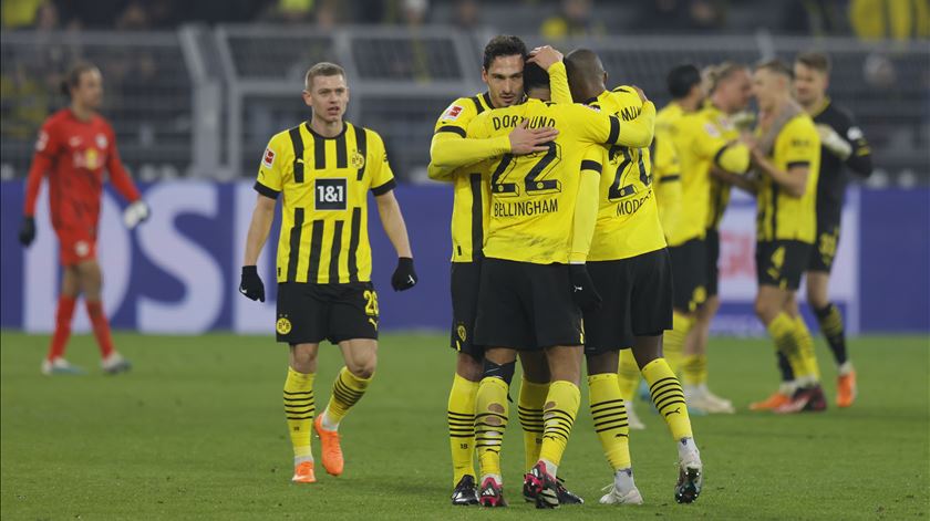 Dortmund bate Leipzig e foge provisoriamente ao Bayern