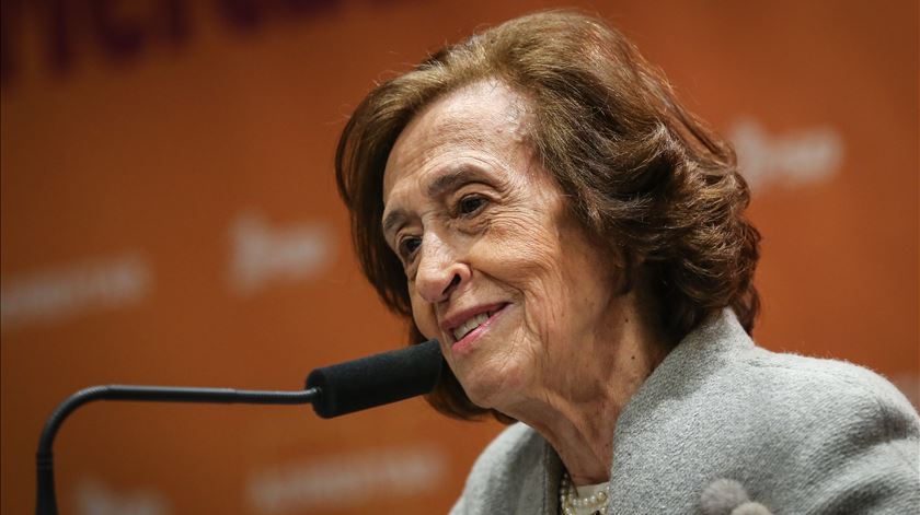 Ferreira Leite diz que há "défices virtuosos" se valores forem controlados