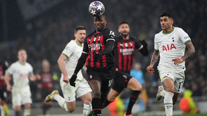Milan apurado para os quartos de final Milan apurado para os quartos de final