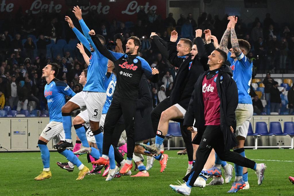 Jogadores do Nápoles festejam triunfo contra a Atalanta. Foto: Ciro Fusco/EPA Jogadores do Nápoles festejam triunfo contra a Atalanta. Foto: Ciro Fusco/EPA