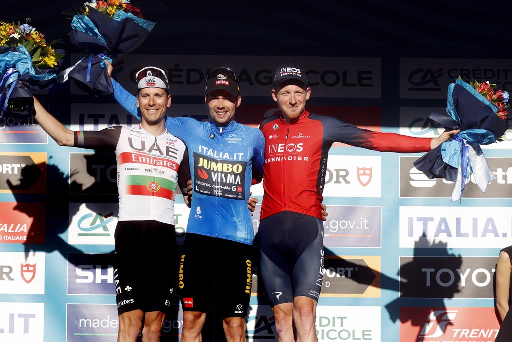 João Almeida, Primoz Roglic e Tao Geoghegan Hart. Foto: Roberto Bettini/EPA João Almeida, Primoz Roglic e Tao Geoghegan Hart. Foto: Roberto Bettini/EPA