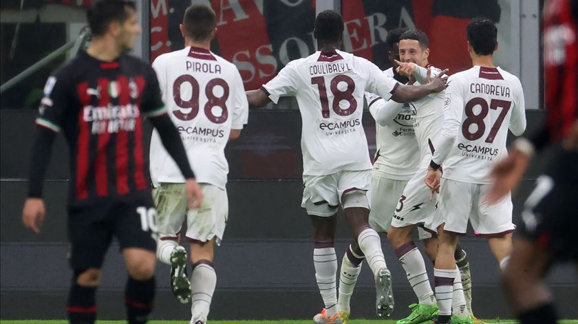 Salernitana de Paulo Sousa empata Milan de Rafael Leão