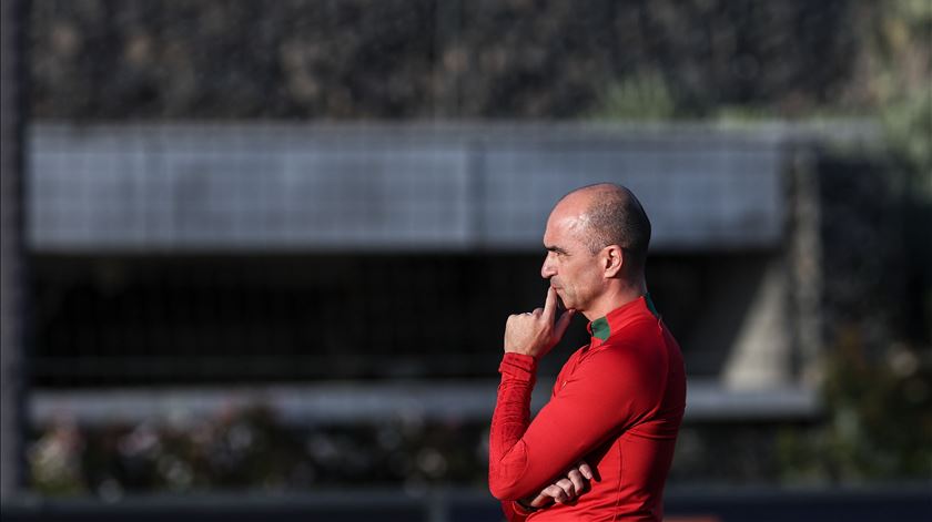 Roberto Martínez observa o treino. Foto: Miguel A. Lopes/EPA