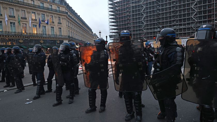 Paris. Confrontos em manifestação contra revisão da lei das pensões Paris. Confrontos em manifestação contra revisão da lei das pensões