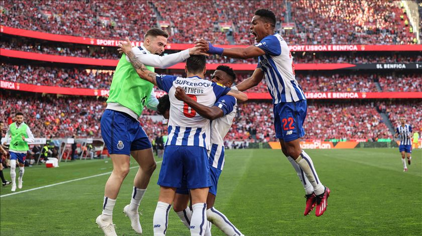 FC Porto começou a perder, mas vence em casa do Benfica. Liderança separada por sete pontos FC Porto começou a perder, mas vence em casa do Benfica. Liderança separada por sete pontos