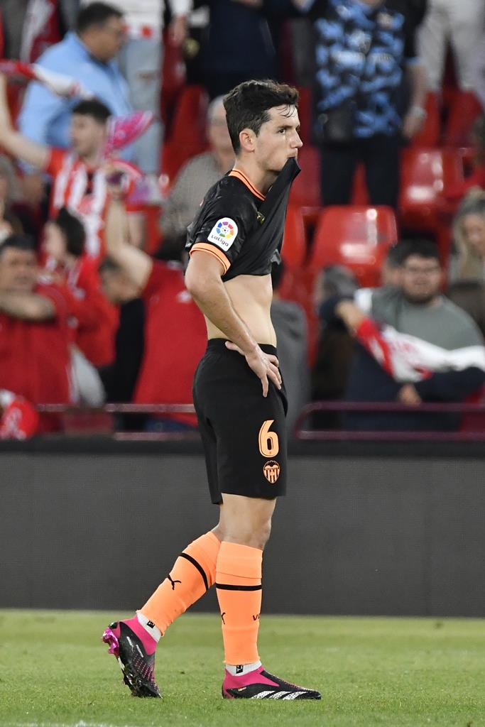 Hugo G, do Valência, após mais uma derrota diante do Almeria. Foto: Carlos Barba/EPA Hugo G, do Valência, após mais uma derrota diante do Almeria. Foto: Carlos Barba/EPA