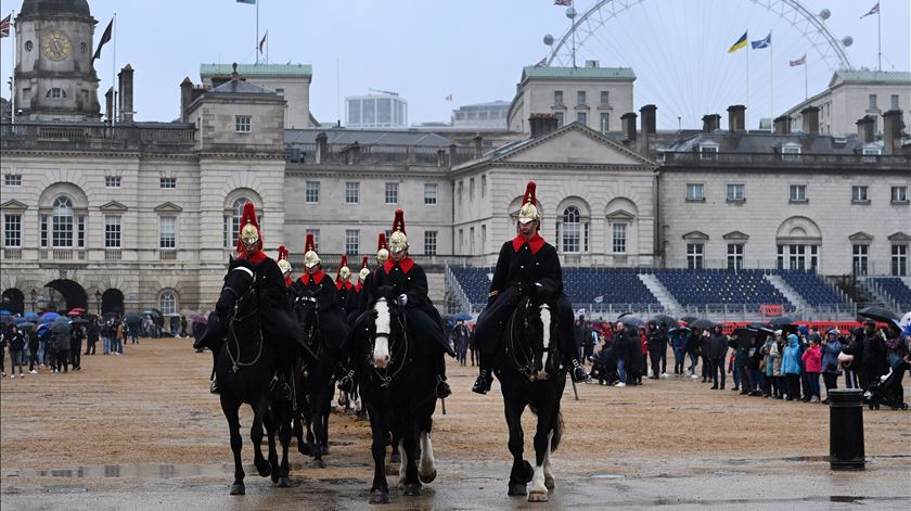 Cavalos militares à solta em Londres fazem quatro feridos Cavalos militares à solta em Londres fazem quatro feridos