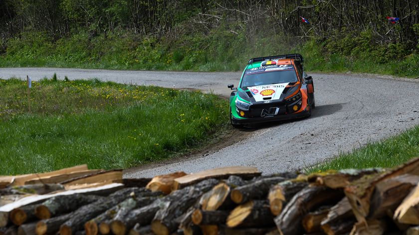 Thierry Neuville vence Rali da Sardenha e dedica vitória a Craig Breen