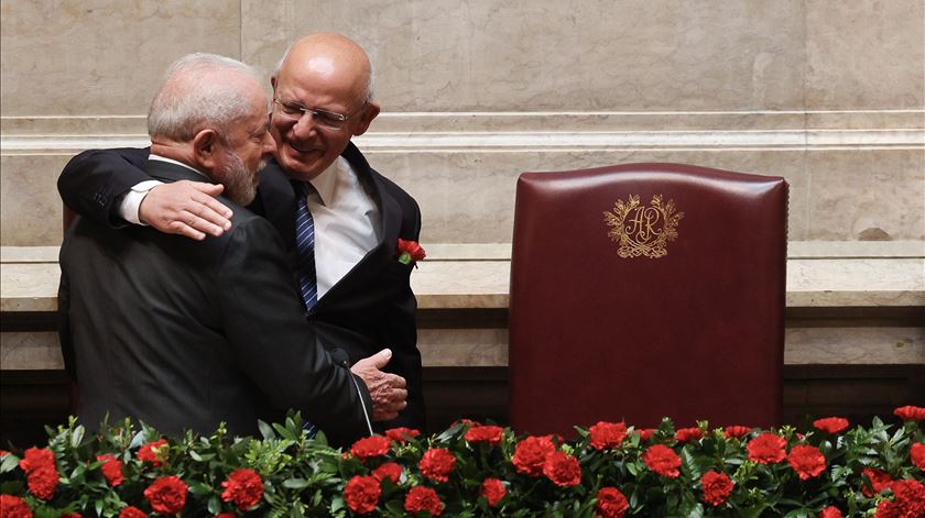 IL contra Lula na AR no 25 de Abril. Santos Silva destaca proximidade com Brasil