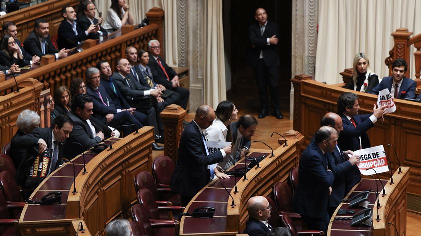 Abril visto pelos partidos. Luta pol&#237;tica marca o dia da revolu&#231;&#227;o
