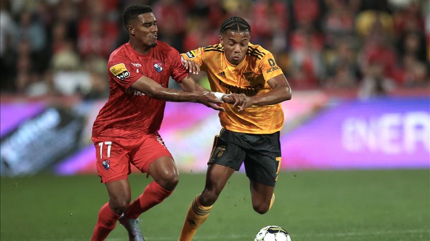 Murilo e David Neres durante o Gil Vicente vs Benfica. Foto: Manuel Fernando Araújo/Lusa