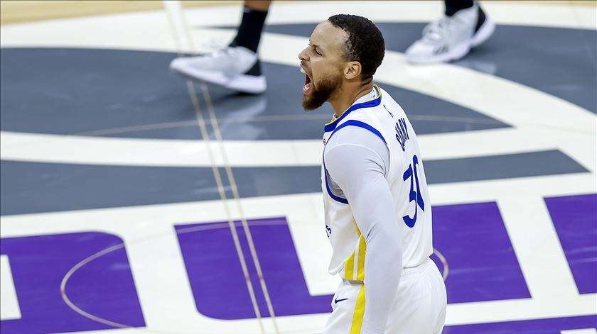 Curry chega aos 50 pontos e marca duelo com LeBron