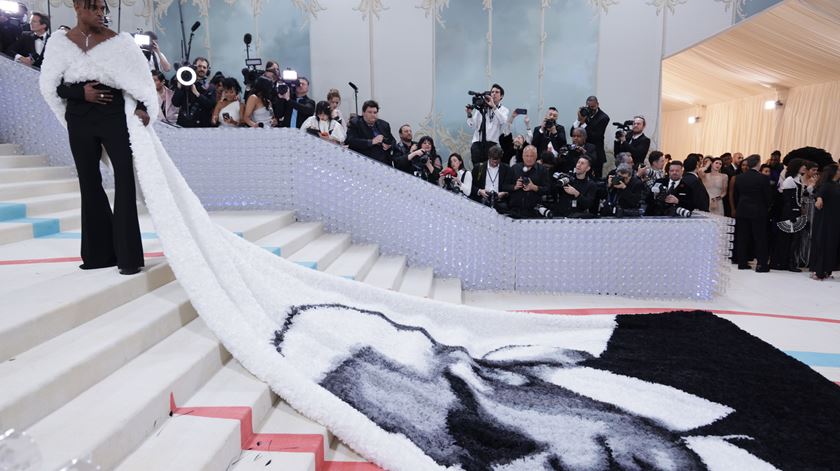 O ator americano Jeremy Pope presta homenagem ao falecido Karl Lagerfeld no Met Gala de 2023. Foto: Justin Lane/EPA