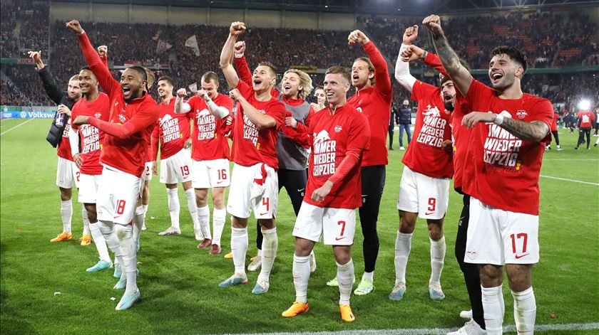 Leipzig de André Silva goleia e avança para a final da Taça