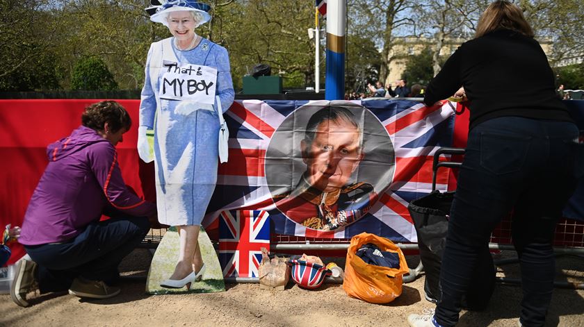 Cervejas e ursos de peluche: Inglaterra prepara-se para a coroação de Carlos III