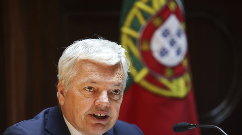 Comissário europeu insiste que Portugal apresente três nomes para procurador europeu