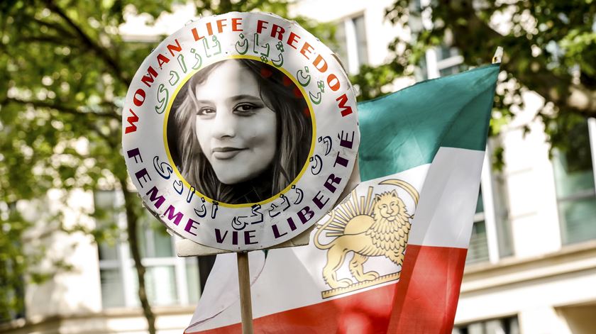 Pai de Mahsa Amini detido um ano após a morte da jovem curda