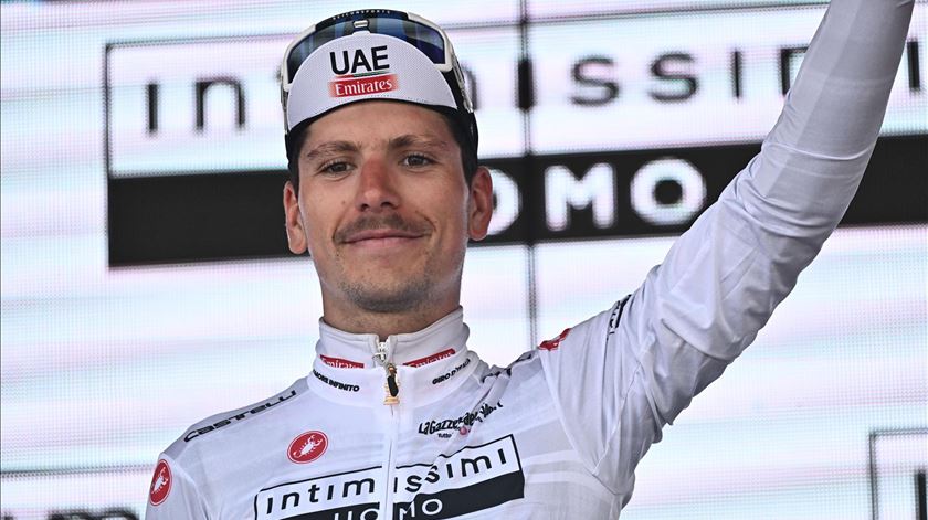 João Almeida em terceiro, Roglic conquista rosa