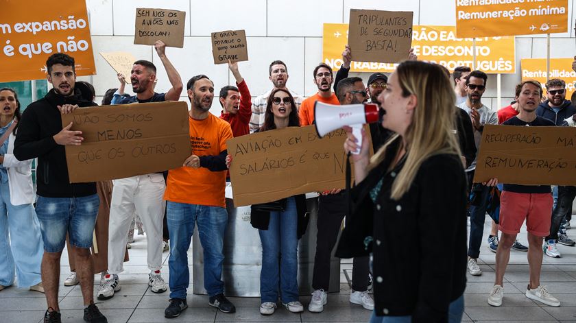 Tripulantes da easyJet em protesto no aeroporto de Lisboa. Foto: Miguel A. Lopes/Lusa