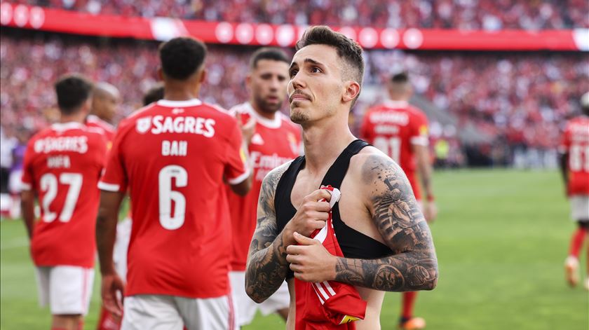 Assobiado pelos adeptos, Grimaldo marca e emociona-se na despedida do Benfica