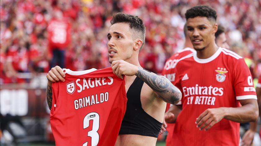 Grimaldo completa a defesa do melhor 11 da época