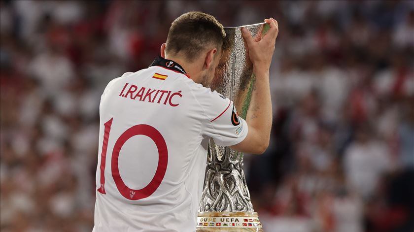 O segundo adeus. Rakitic troca Sevilha pela Arábia Saudita