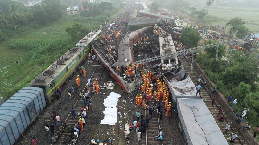 Acidente ferroviário mata centenas na Índia. Foto: National Disaster Response Force / Handout/EPA