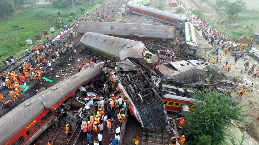 Acidente ferroviário mata centenas na Índia. Foto: National Disaster Response Force / Handout/EPA