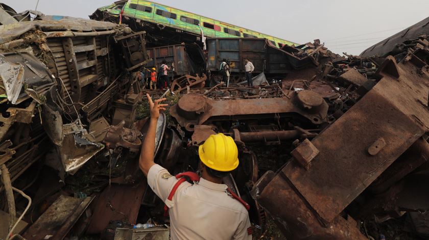 Acidente ferroviário mata centenas na Índia. Foto: Piyal Adhikary/EPA