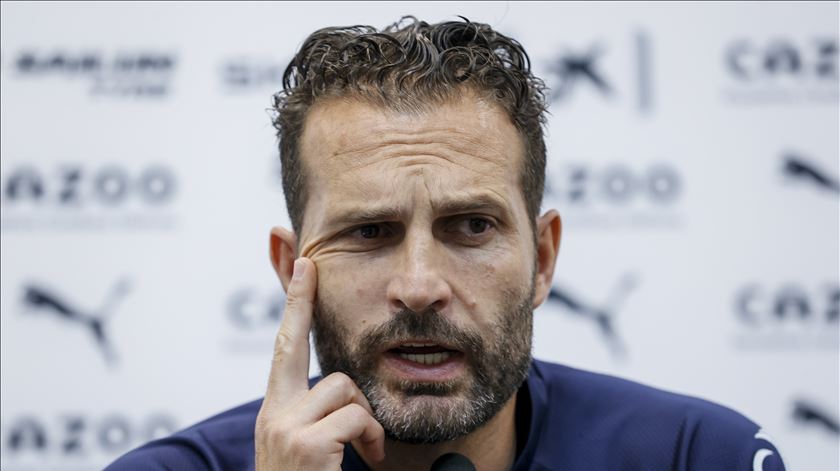 Rubén Baraja continua ao comando do Valência até 2025