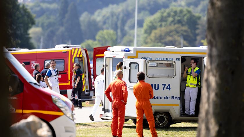 Atentado em parque infantil em França em Annecy. Foto: Gregory Yetchmeniza/EPA