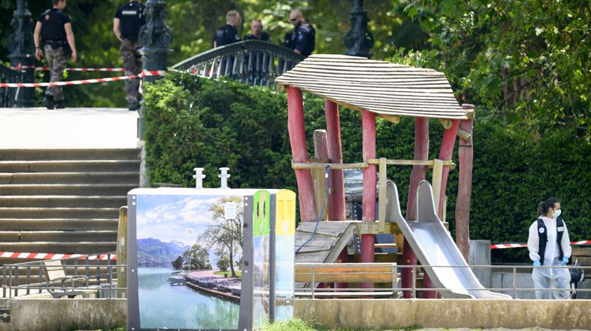 Atentado em parque infantil em França em Annecy. Foto: Jean-christophe Bott/EPA