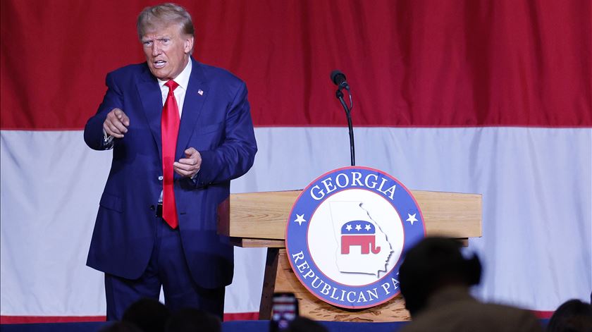 Donald Trump discursa perante apoiantes na Georgia. Foto: Erik S. Lesser/EPA