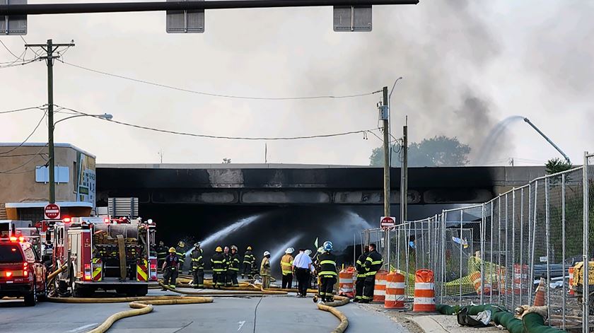 Interstate 95 (I-95), em Filadélfia, ruiu na sequência de um incêndio num camião-cisterna. Foto: Philadelphia Fire Department Handout/EPA