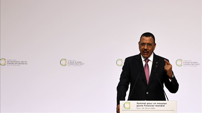 UE exige libertação de Presidente Mohamed Bazoum cinco meses após detenção