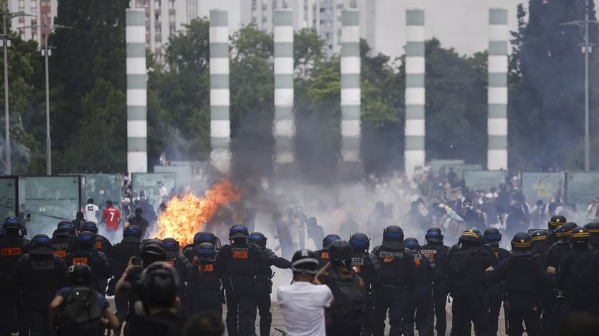França: Manifestantes protestam contra violência policial, liberdades civis e racismo sistémico
