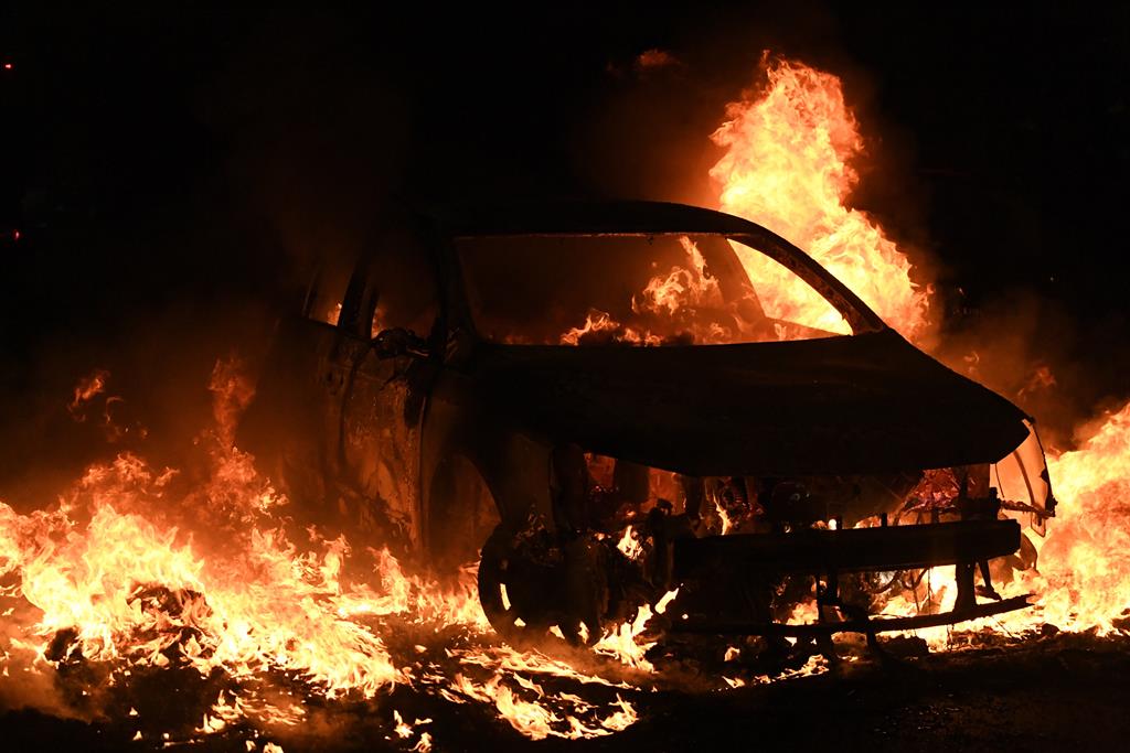 Pilhagens e carros incendiados marcam nova onda de protestos em França