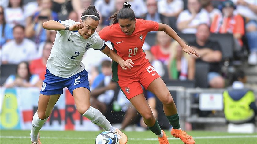 Kika Nazareth e Lucy Bronze durante o particular entre Inglaterra e Portugal, futebol feminino. Foto: Vince Mignott/EPA