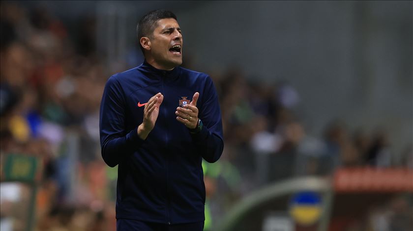 Neto pede "coragem e audácia" para tirar a bola à França