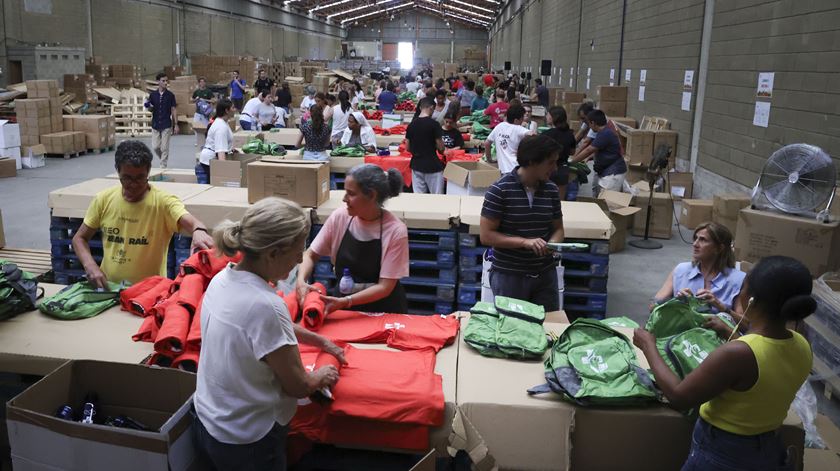 JMJ: Montagem por voluntários de 500 mil kits para os peregrinos. Foto: Manuel De Almeida/Lusa