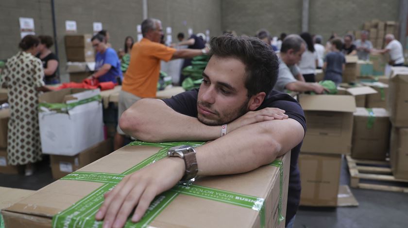 JMJ: Montagem por voluntários de 500 mil kits para os peregrinos. Foto: Manuel De Almeida/Lusa