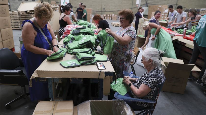 JMJ: Montagem por voluntários de 500 mil kits para os peregrinos. Foto: Manuel De Almeida/Lusa