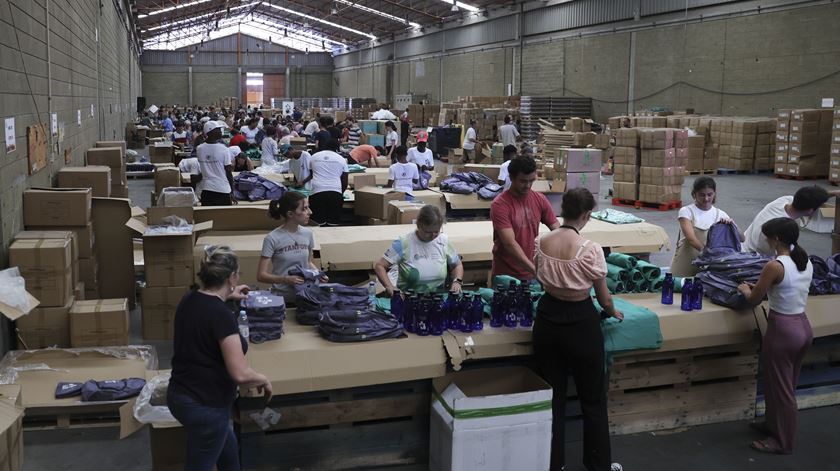 JMJ: Montagem por voluntários de 500 mil kits para os peregrinos. Foto: Manuel De Almeida/Lusa