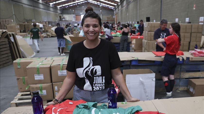 JMJ: Montagem por voluntários de 500 mil kits para os peregrinos. Foto: Manuel De Almeida/Lusa