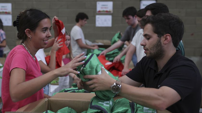 JMJ: Montagem por voluntários de 500 mil kits para os peregrinos. Foto: Manuel De Almeida/Lusa