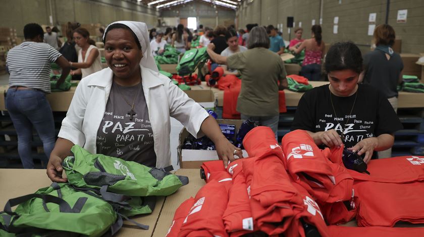 JMJ: Montagem por voluntários de 500 mil kits para os peregrinos. Foto: Manuel De Almeida/Lusa